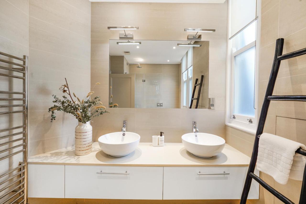 Spacious And Modern 4 Beds Home In Kensington Лондон Экстерьер фото